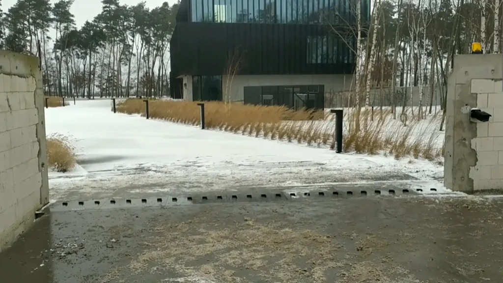 Po žeme pasislepiantys įvažiavimo vartai
