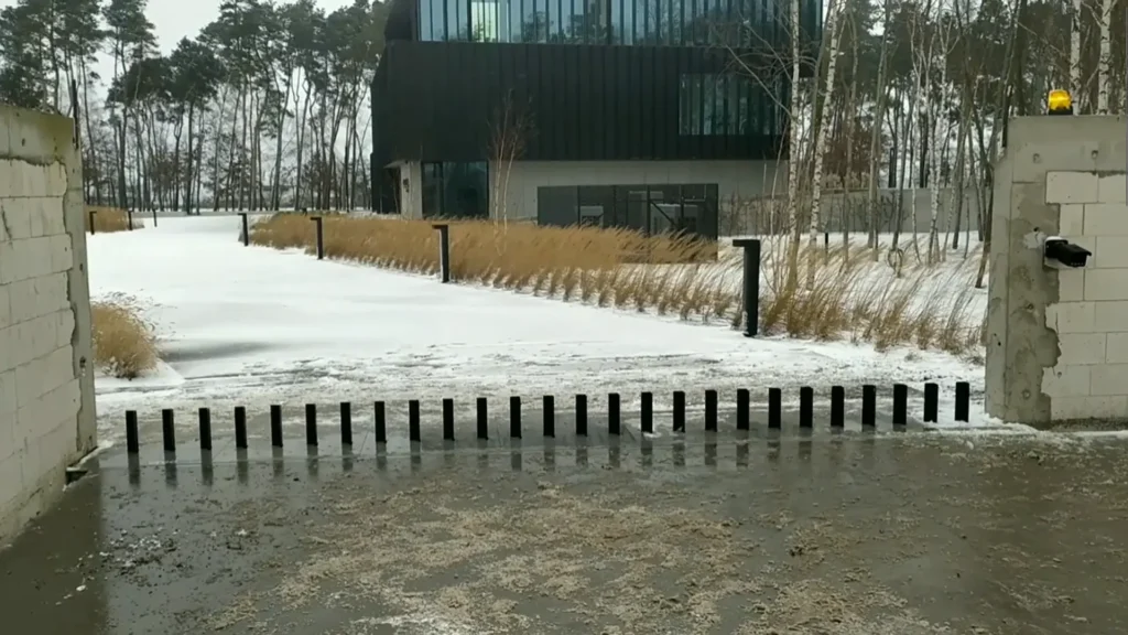 Modernūs požeminiai vartai su hidrauline pavara