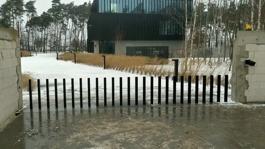 Minimalistinės architektūros požeminiai vartai