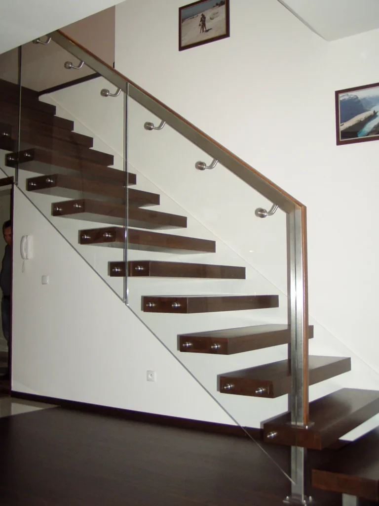 Cantilever stairs