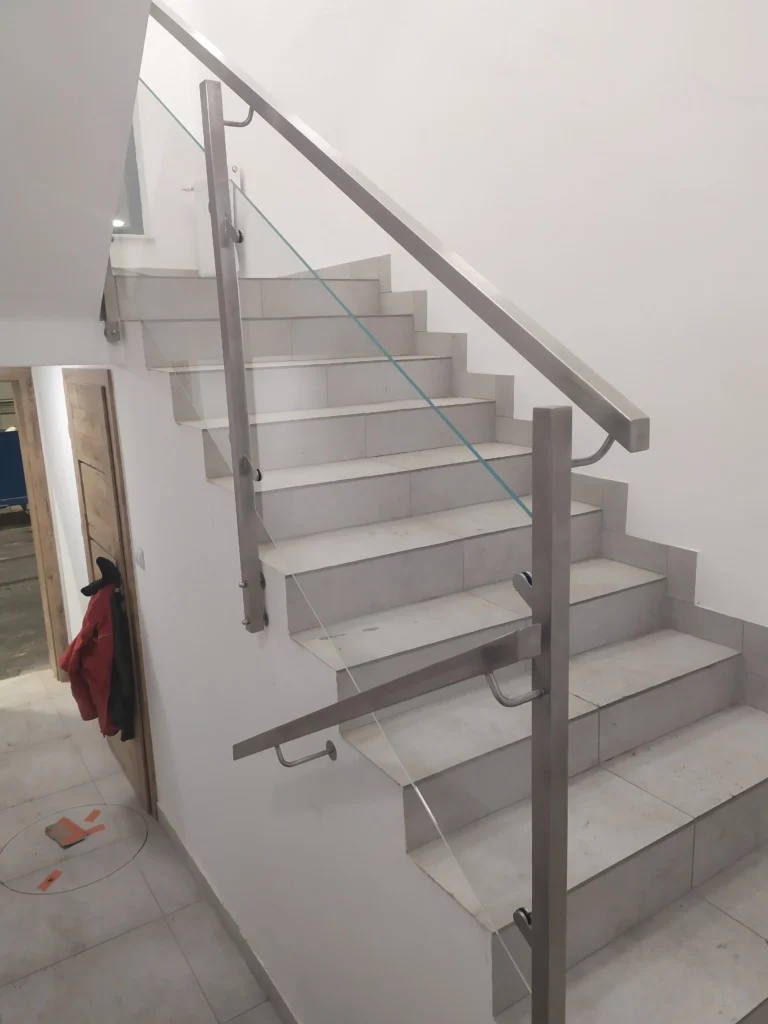 Stikliniai turėklai