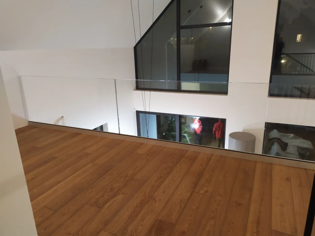 Stikliniai turėklai