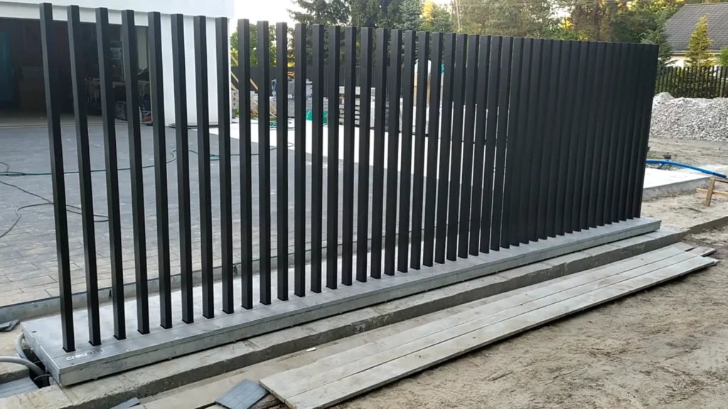 automatically extending gate