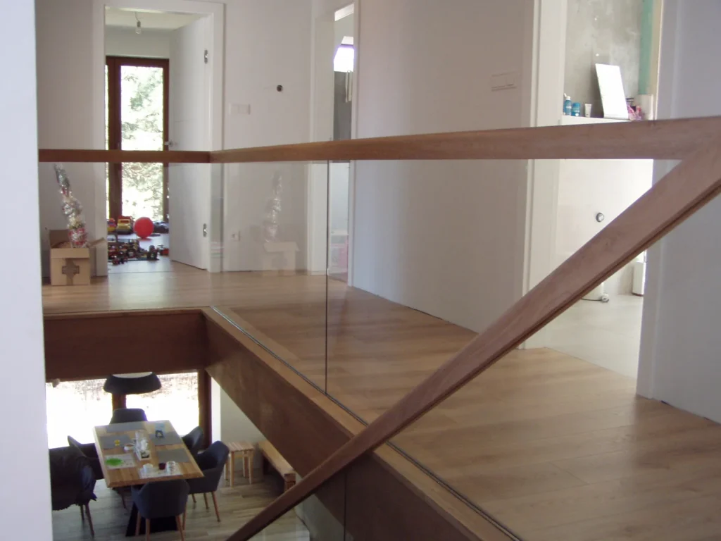 Cantilever stairs