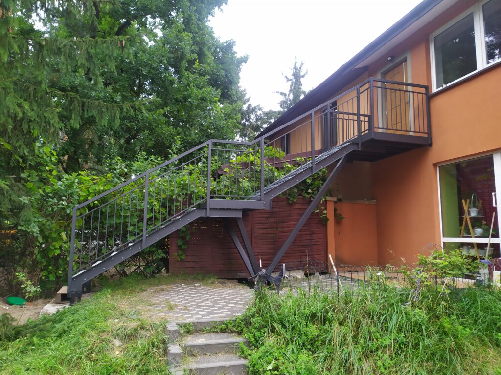 Open-riser stairs