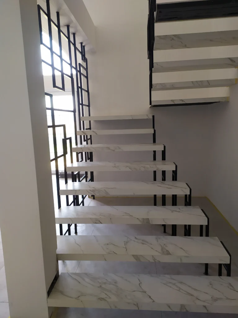 Cantilever stairs