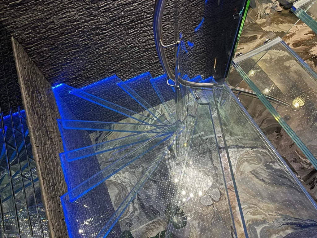 Cantilever stairs