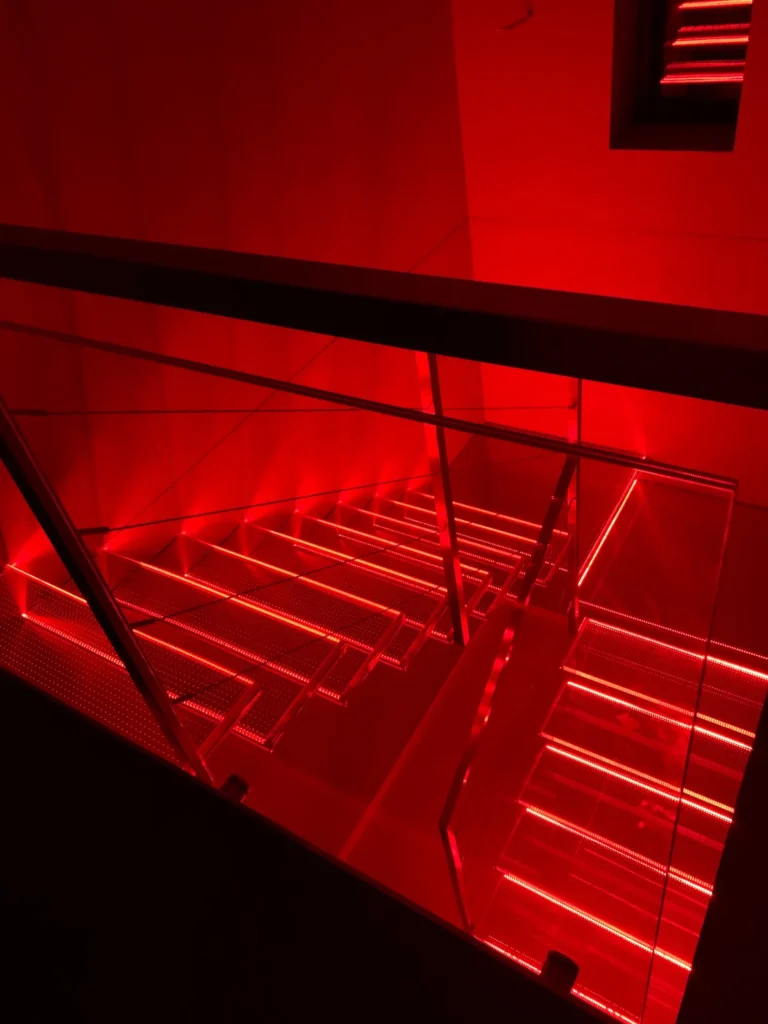 Cantilever stairs