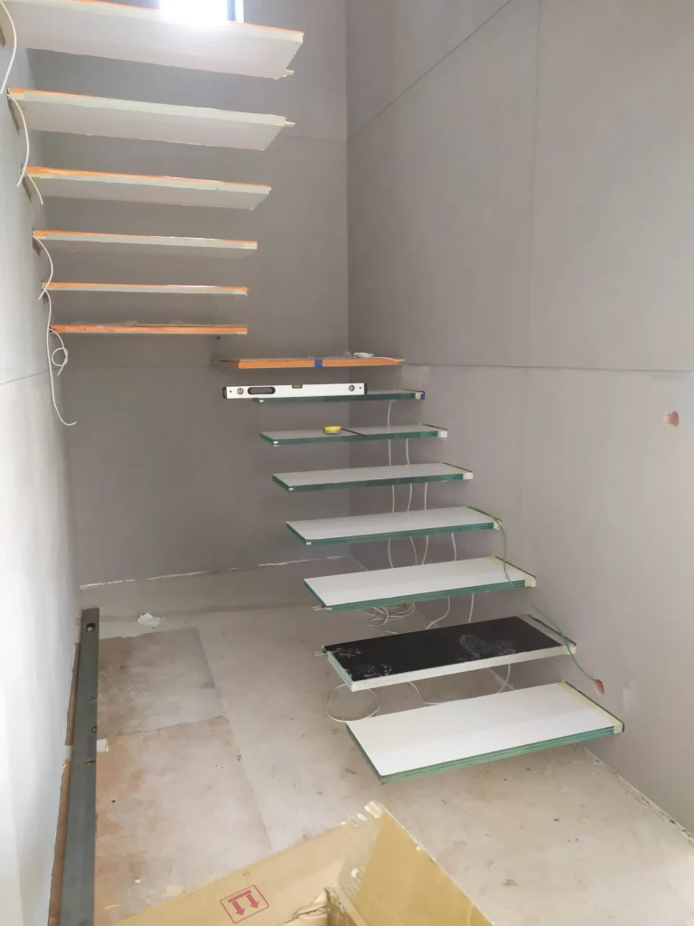 Cantilever stairs